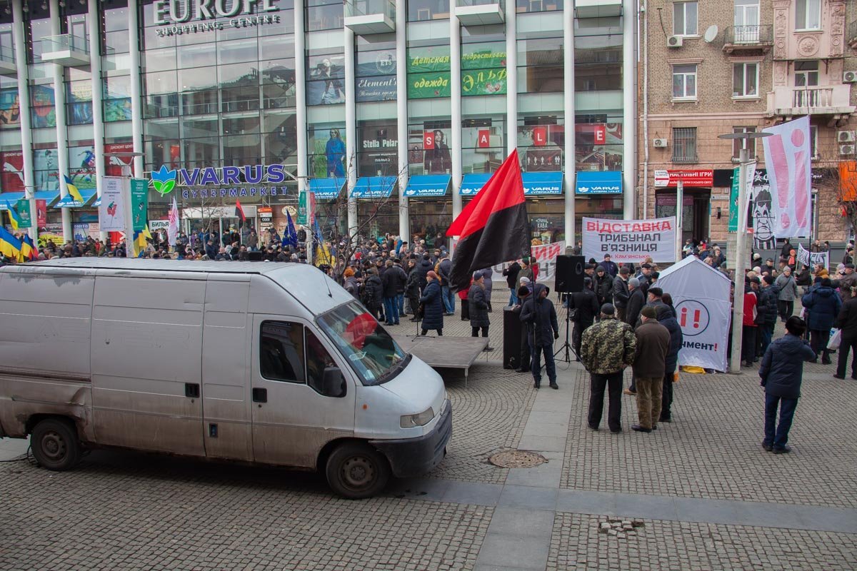 Из-за пикета перекрыли проспект Яворницкого Из-за пикета перекрыли проспект Яворницкого