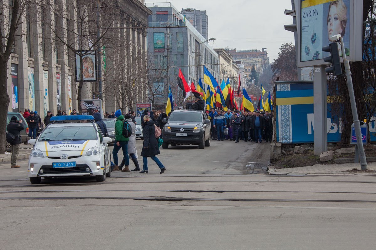 Колонна двинулась в сторону парка Глобы Колонна двинулась в сторону парка Глобы