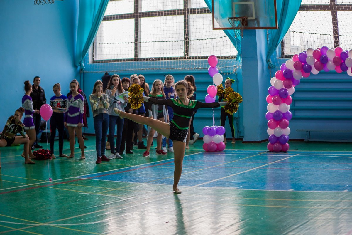 В коротких перерывах между номерами спортсменки активно готовились к выступлению В коротких перерывах между номерами спортсменки активно готовились к выступлению