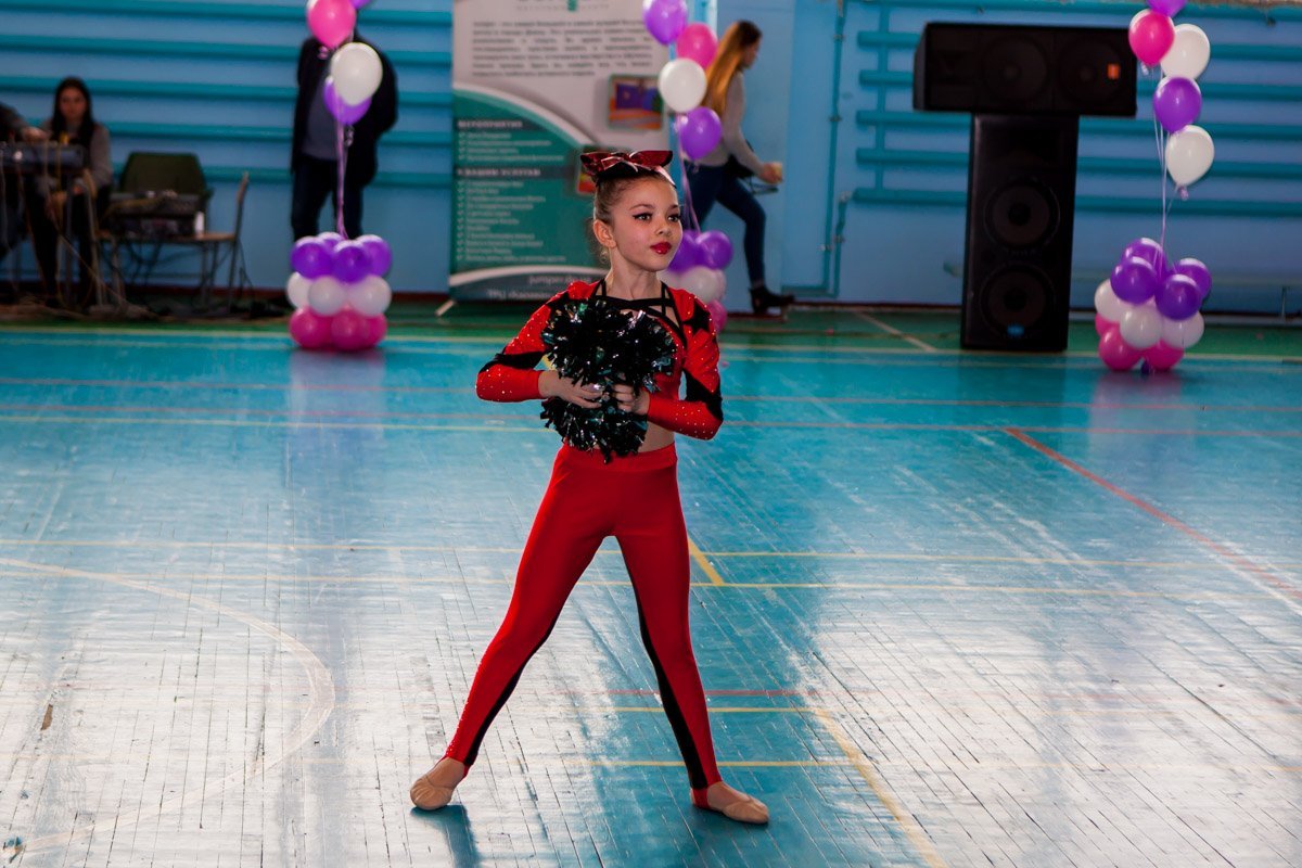 Все участницы показывали необычные акробатические трюки Все участницы показывали необычные акробатические трюки