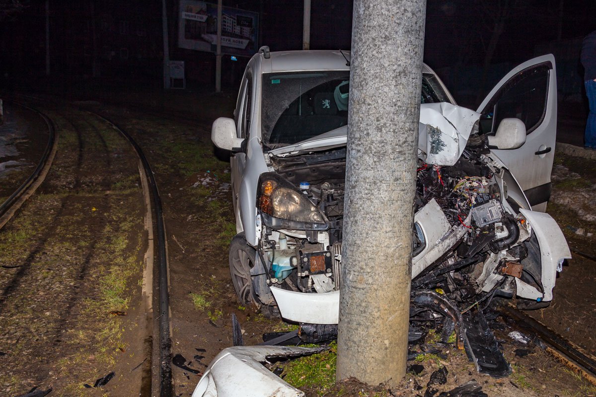 Автомобиль вылетел на трамвайные пути и врезался в столб