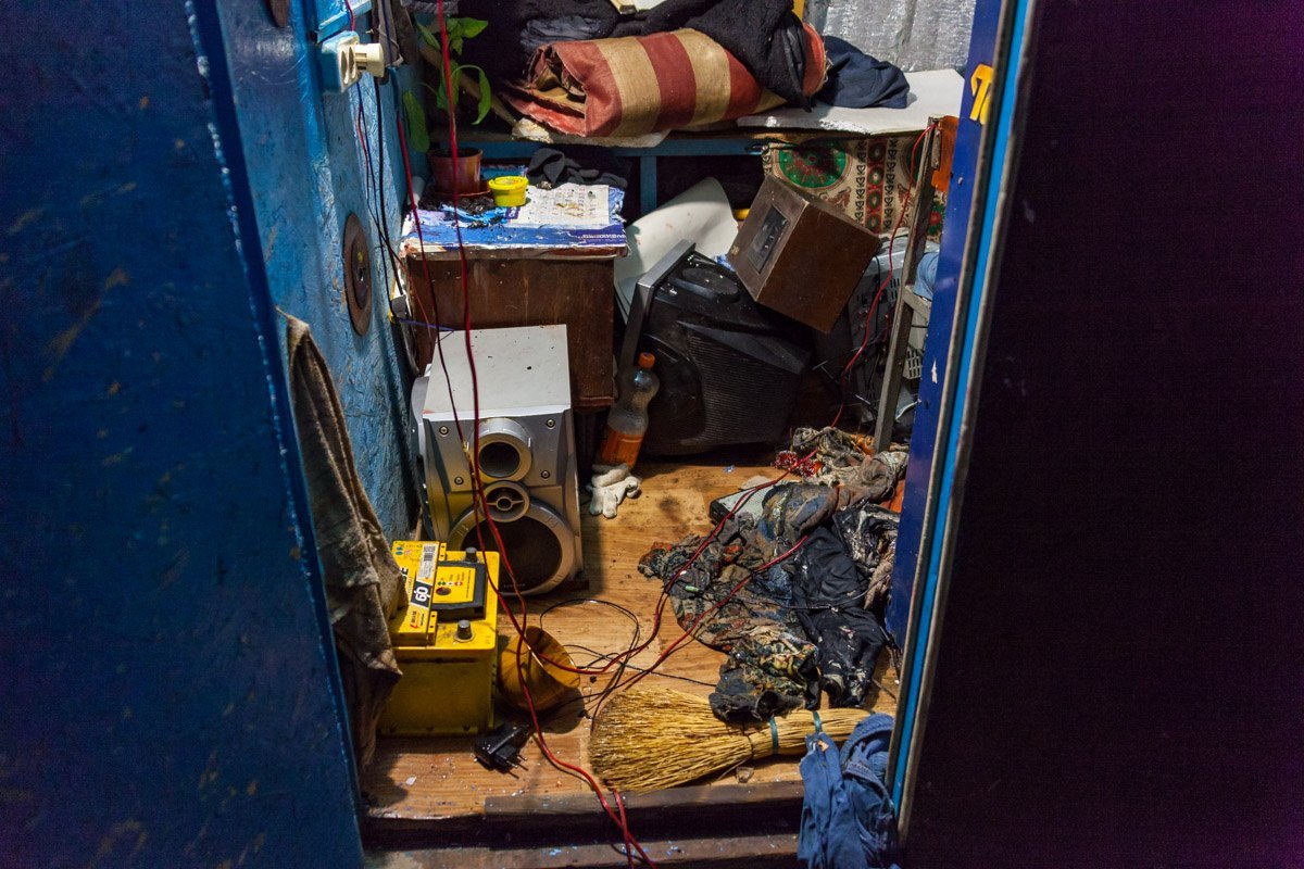 Парень раскидал вещи в будке