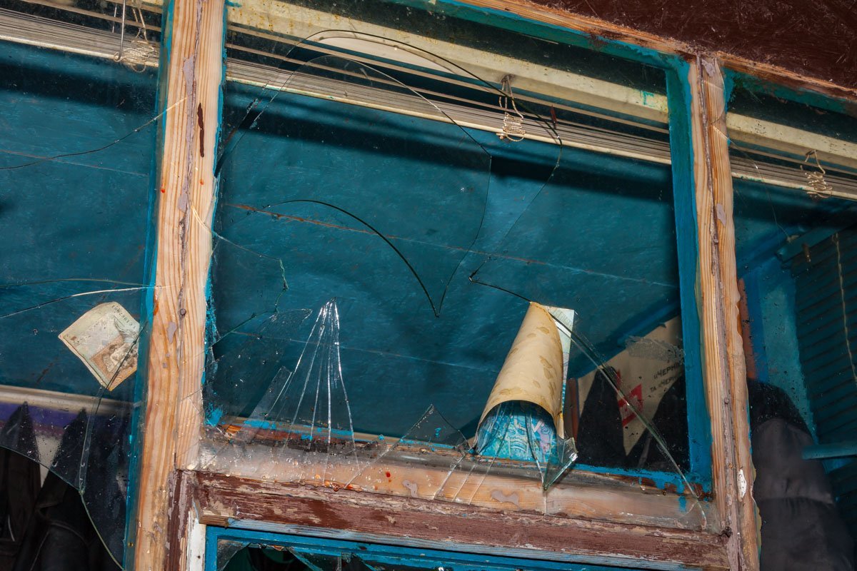 Хулиган руками повыбивал окна