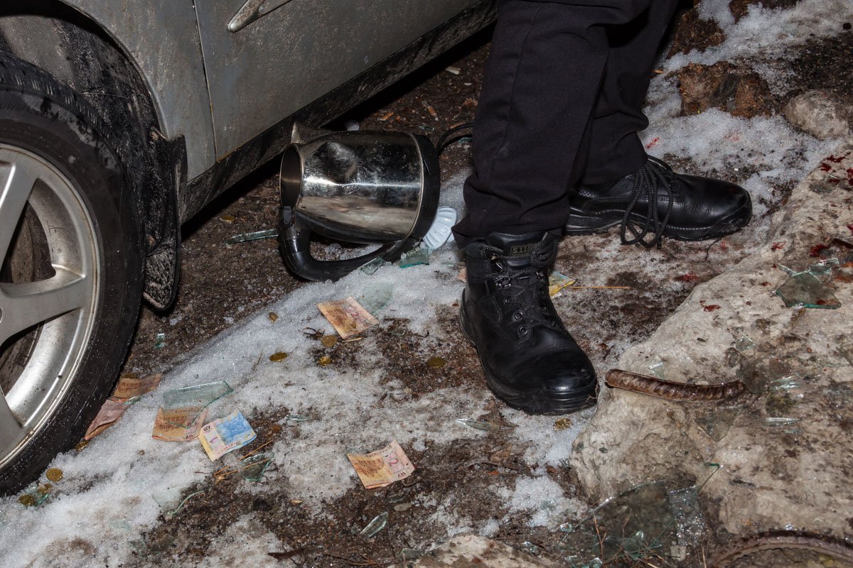 Чайник и деньги с кассы парень выкинул на улицу