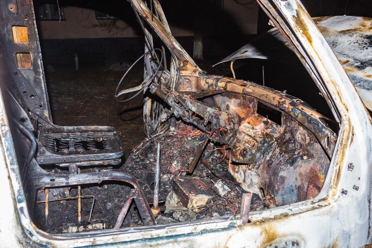 Выгорела большая часть автомобиля Выгорела большая часть автомобиля