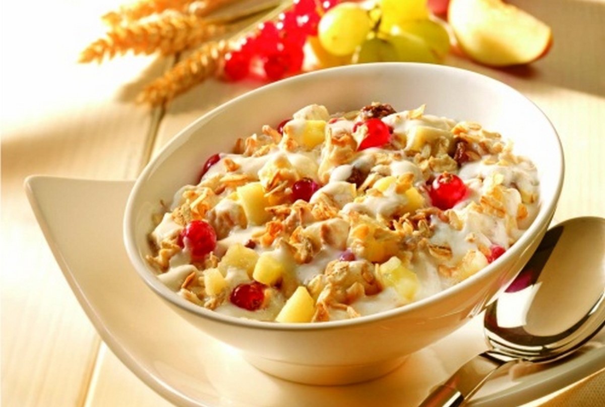 Овсяные хлопья с яблоками и орехами