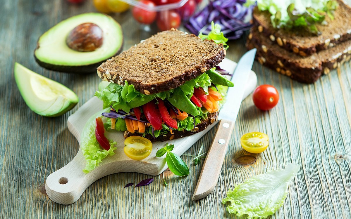 Сначала нужно очистить авокадо и извлечь из него косточку