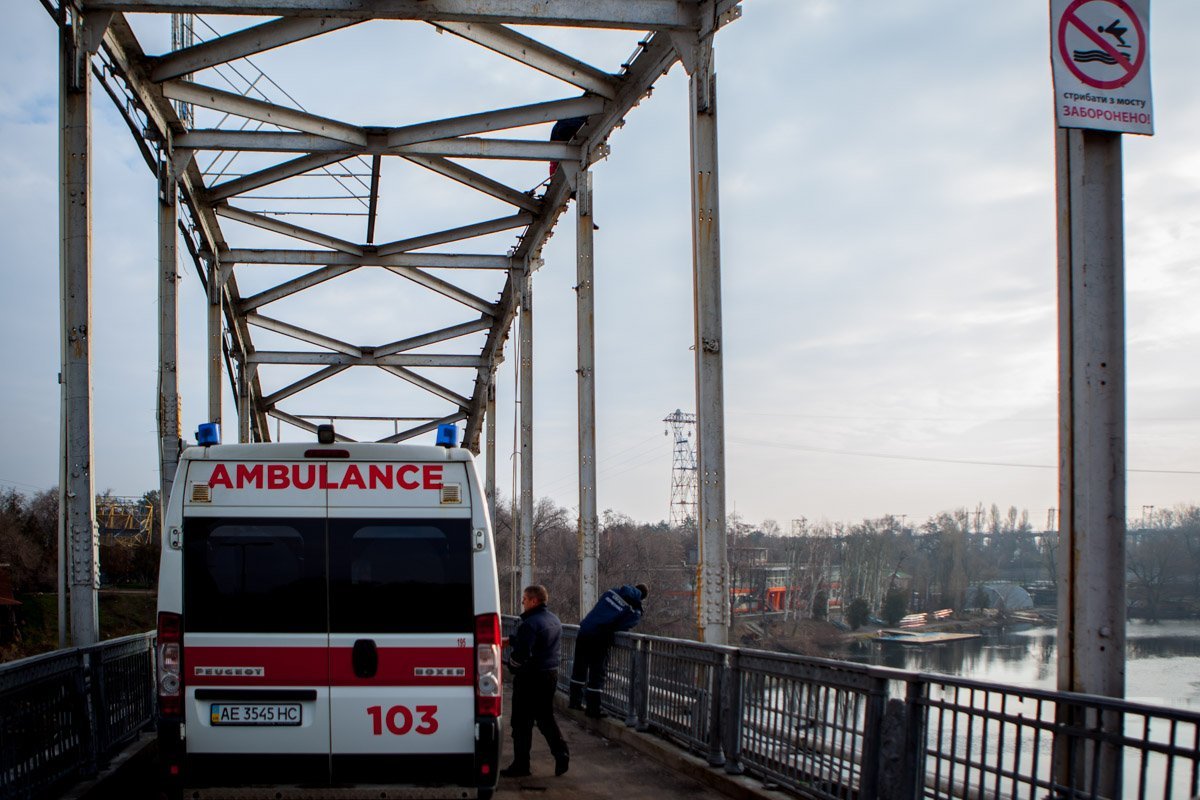 На место происшествия сразу вызвали бригаду "скорой помощи" и службу спасения На место происшествия сразу вызвали бригаду "скорой помощи" и службу спасения