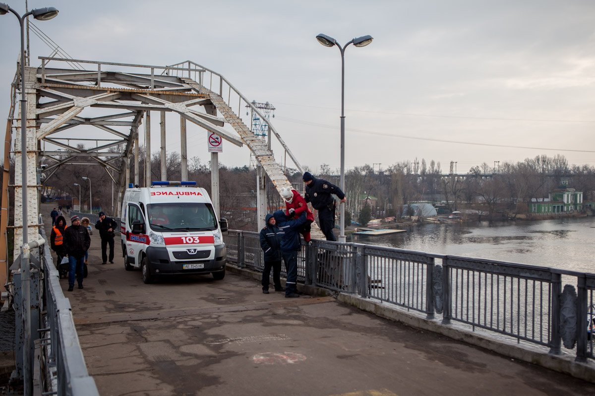 В конечном итоге инспектору все же удалось уговорить девушку спуститься вниз В конечном итоге инспектору все же удалось уговорить девушку спуститься вниз
