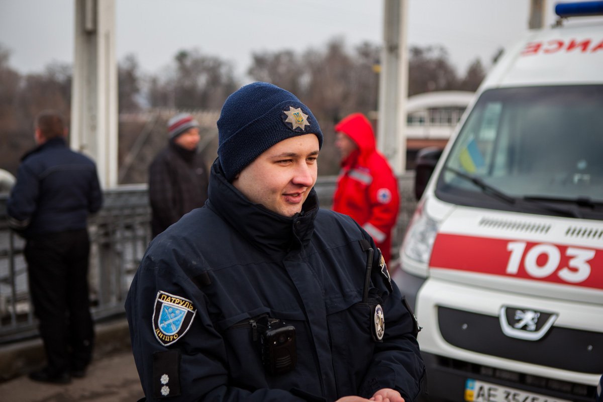Денис Махнач решил забраться наверх к девушке, чтобы выяснить причину поступка и спустить ее вниз Денис Махнач решил забраться наверх к девушке, чтобы выяснить причину поступка и спустить ее вниз