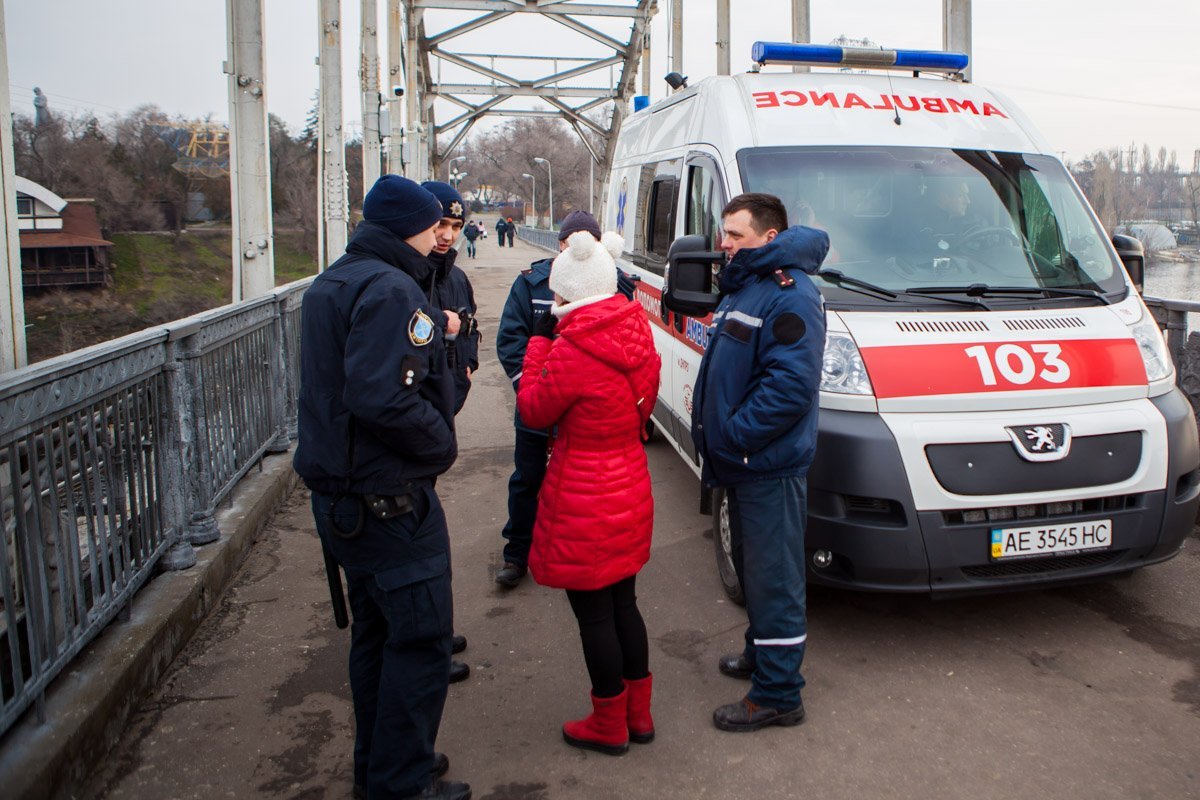С места происшествия девушку не отпустили, забрав в Соборное отделение полиции для проведения профилактической беседы и выяснения всех обстоятельств произошедшего С места происшествия девушку не отпустили, забрав в Соборное отделение полиции для проведения профилактической беседы и выяснения всех обстоятельств произошедшего