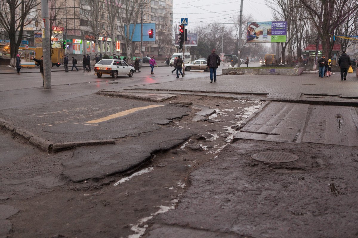Контраст обновленной проезжей части и "разбитого" тротуара