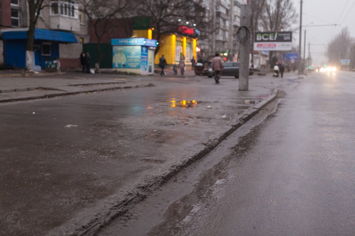 Новый асфальт на Калиновой уложили, а вот бордюрный камень местами остался старый