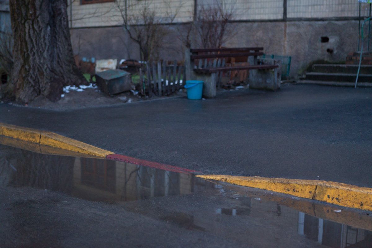 В некоторых частях тротуара предусмотрен заезд для инвалидных колясок