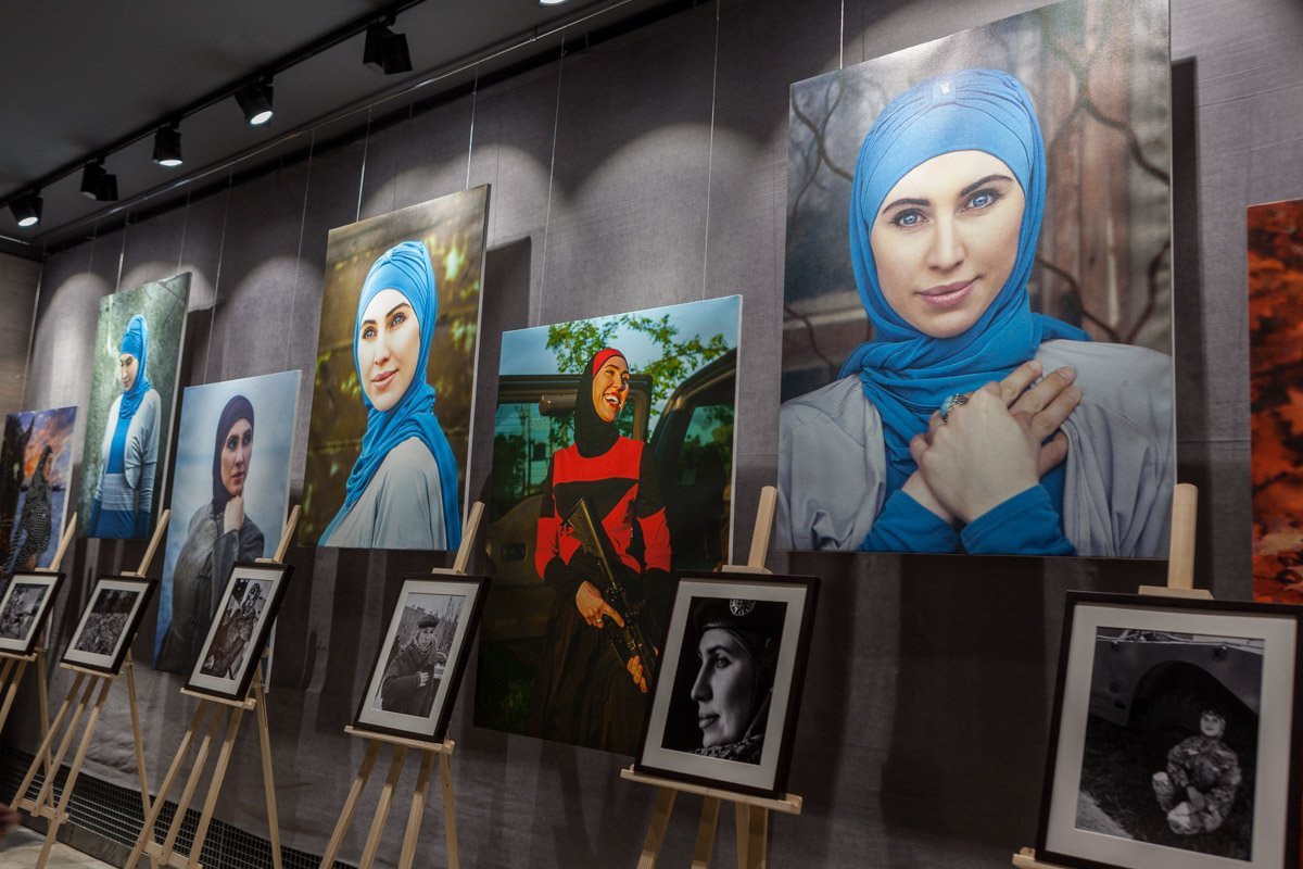 Голубой хиджаб, как образ мирного неба. Красно-черное платье, как образ войны Голубой хиджаб, как образ мирного неба. Красно-черное платье, как образ войны