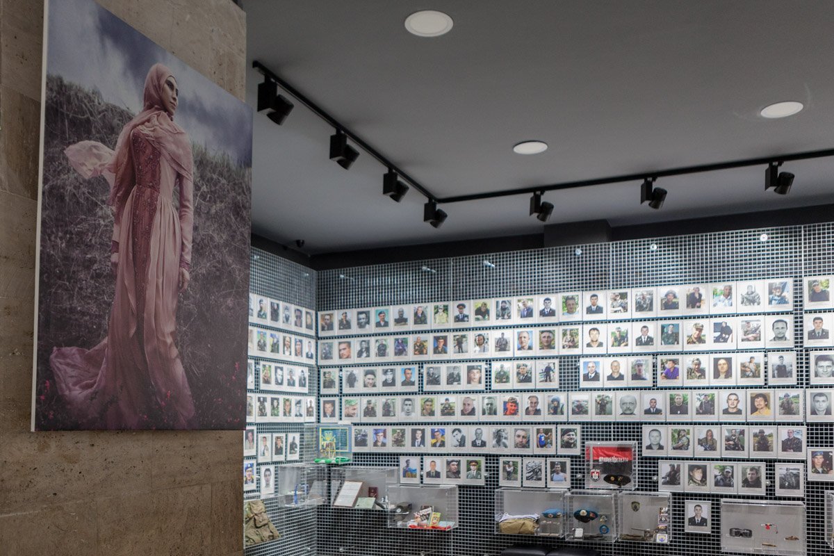 С фотографий в «Зале Памяти» удивительные глаза Амины смотрят на портреты тех, кто отдал свою жизнь за защиту нашей Родины С фотографий в «Зале Памяти» удивительные глаза Амины смотрят на портреты тех, кто отдал свою жизнь за защиту нашей Родины