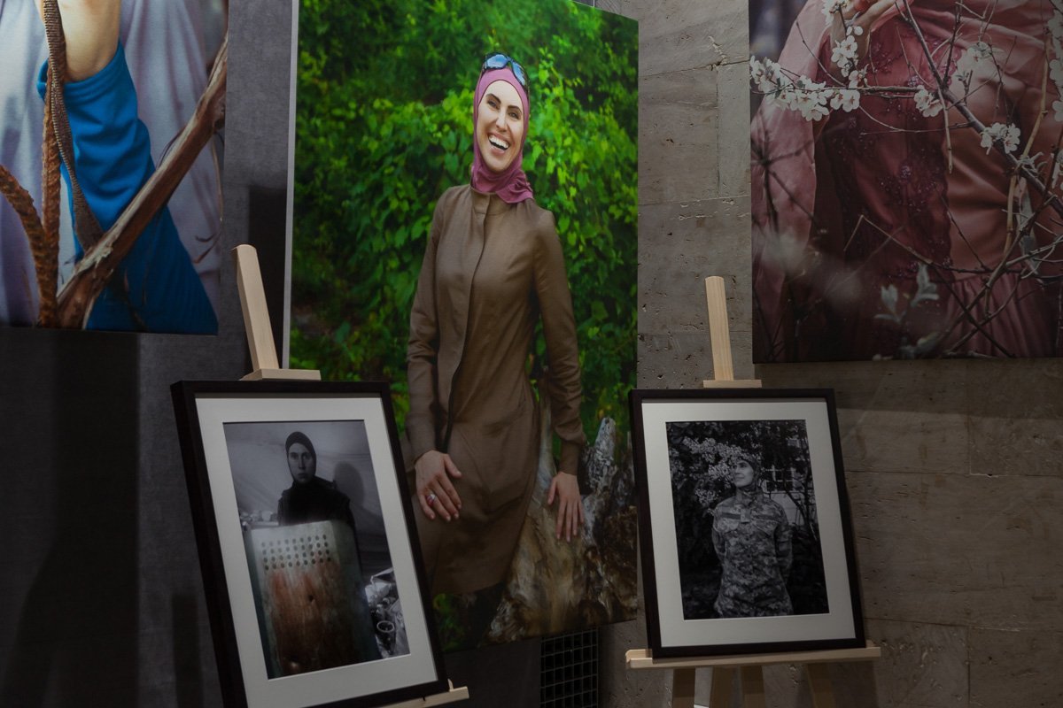 В «Зале Памяти» музея АТО представлены пронзительные 34 мгновения жизни Амины Окуевой, удивительной героической жизни В «Зале Памяти» музея АТО представлены пронзительные 34 мгновения жизни Амины Окуевой, удивительной героической жизни