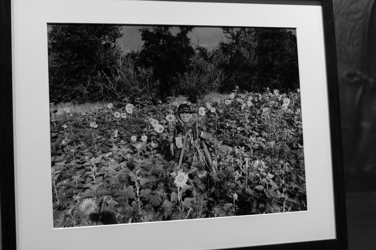 17 фотографий на выставке - из личного архива Окуевой с самых горячих точек 17 фотографий на выставке - из личного архива Окуевой с самых горячих точек