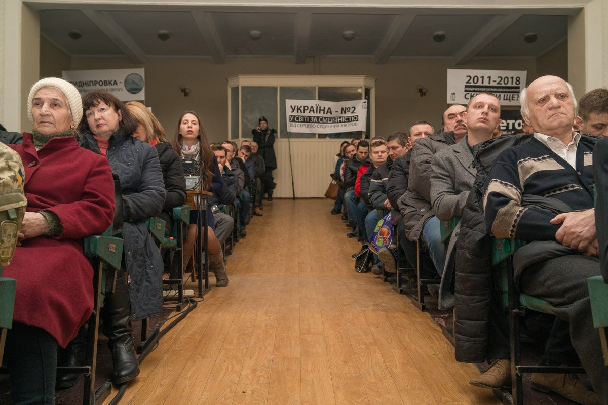 Зал был почти заполнен Зал был почти заполнен