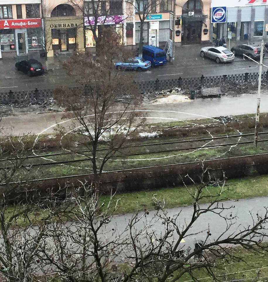 На протяжении уже нескольких дней жители Днепра озадачены появлением мистических кругов на проспекте Дмитрия Яворницкого На протяжении уже нескольких дней жители Днепра озадачены появлением мистических кругов на проспекте Дмитрия Яворницкого