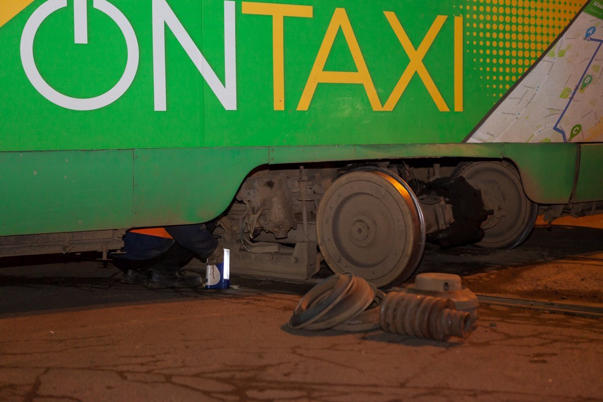 Трамвай поворачивал на улицу Юрия Савченко по проспекту Пушкина