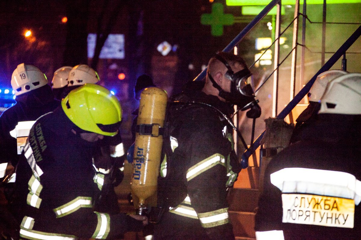 Сотрудникам ГСЧС пришлось резать решетку подвального помещения, чтобы спасти человека.  Сотрудникам ГСЧС пришлось резать решетку подвального помещения, чтобы спасти человека.