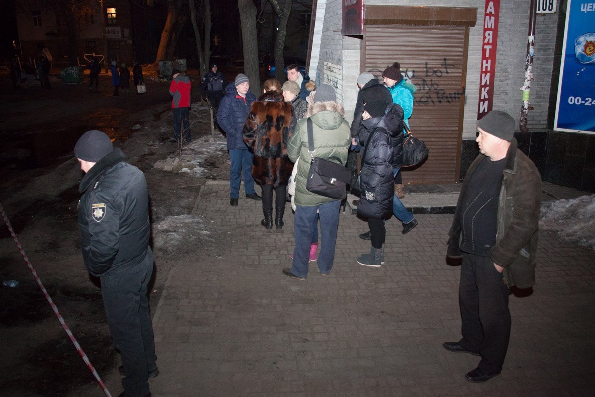 Правоохранители начали обход по квартирам, чтобы эвакуировать жителей дома и предупредить их о возможной опасности Правоохранители начали обход по квартирам, чтобы эвакуировать жителей дома и предупредить их о возможной опасности