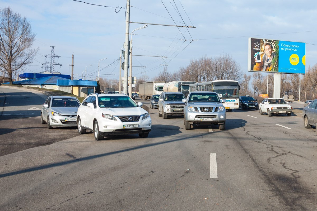 Изначально на съезде с Кайдакского моста «притерлись» два автомобиля - Lexus и Hyundai Изначально на съезде с Кайдакского моста «притерлись» два автомобиля - Lexus и Hyundai