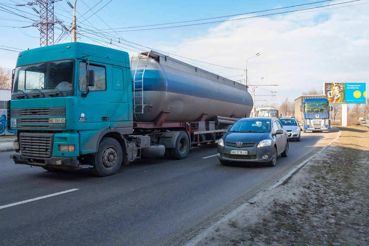 Водитель Daewoo Lanos остановился в тянучке перед столкнувшимися автомобилями, как его ударила фура Водитель Daewoo Lanos остановился в тянучке перед столкнувшимися автомобилями, как его ударила фура