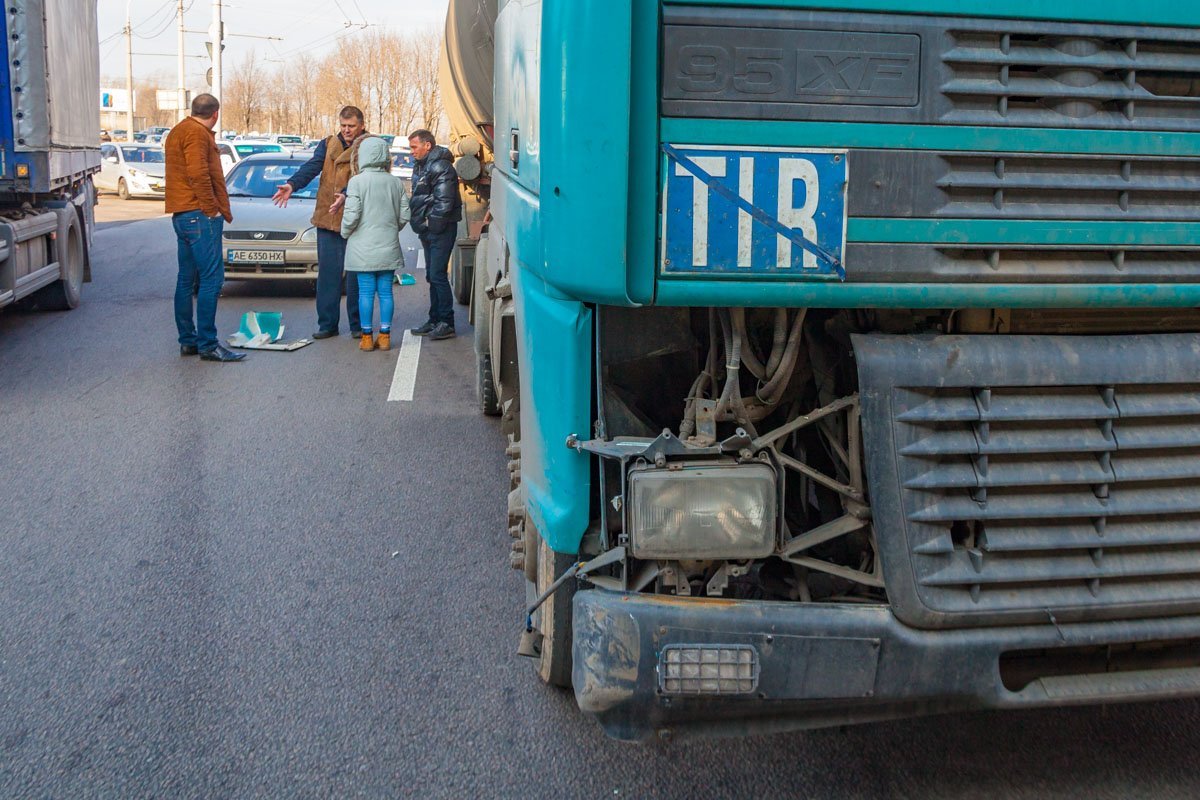 И у фуры, и у Daewoo повреждения незначительные И у фуры, и у Daewoo повреждения незначительные