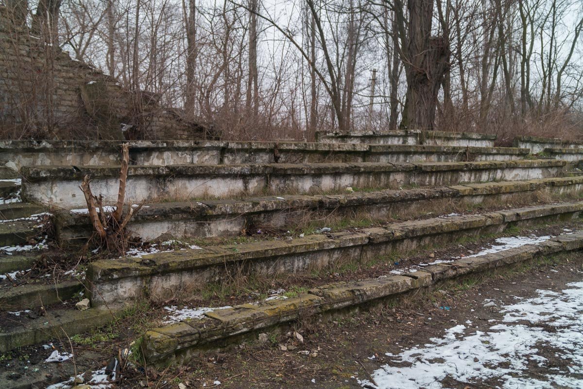 Выражение "трибуны ревели" здесь воспринимается в самом буквальном смысле