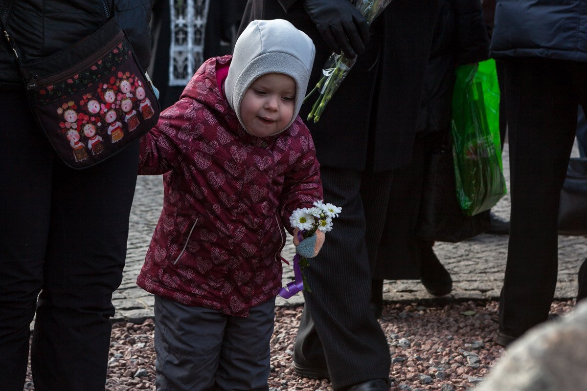 Цветы возлогали даже дети Цветы возлогали даже дети