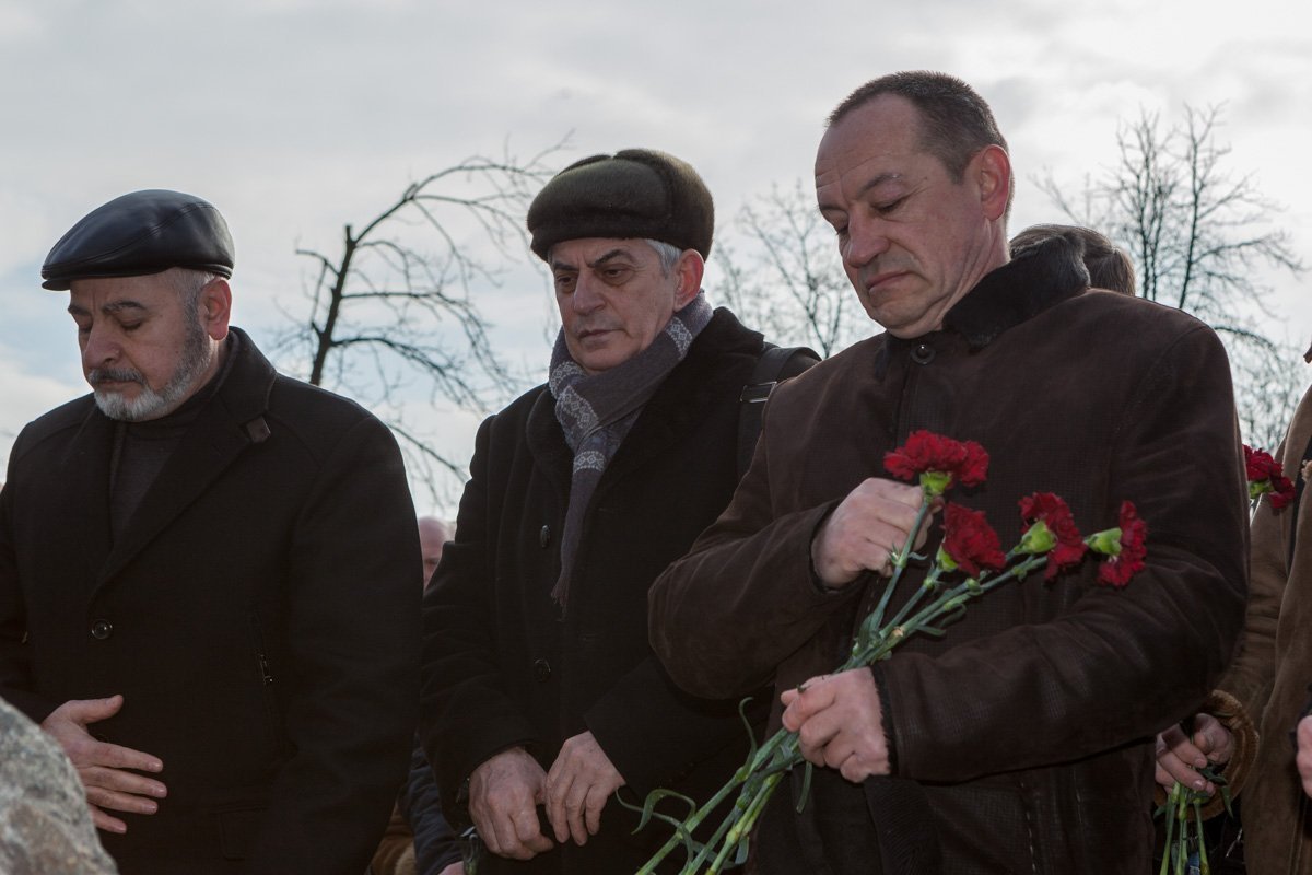 На лицах людей читалась скорбь На лицах людей читалась скорбь