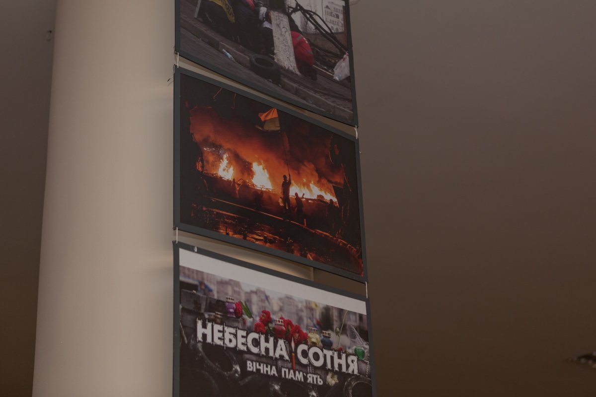 После этого все желающие посетили открытие фотовыставки, посвященной событиям на Майдане После этого все желающие посетили открытие фотовыставки, посвященной событиям на Майдане