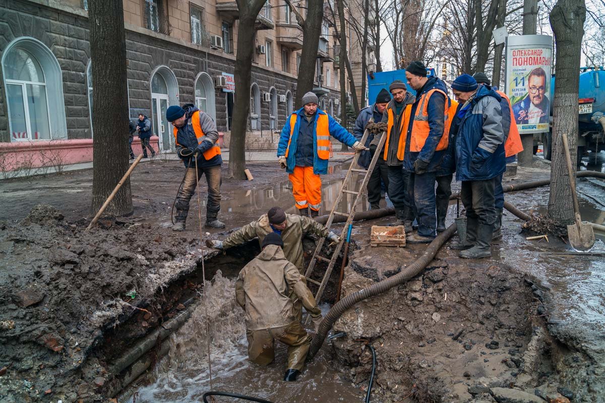 Работники коммунальных служб делают все возможное, чтобы устранить проблему