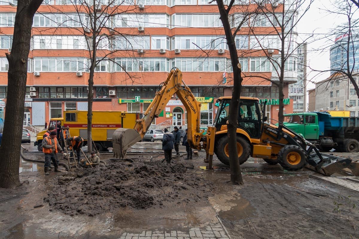 На месте инцидента работают работники коммунальных служб