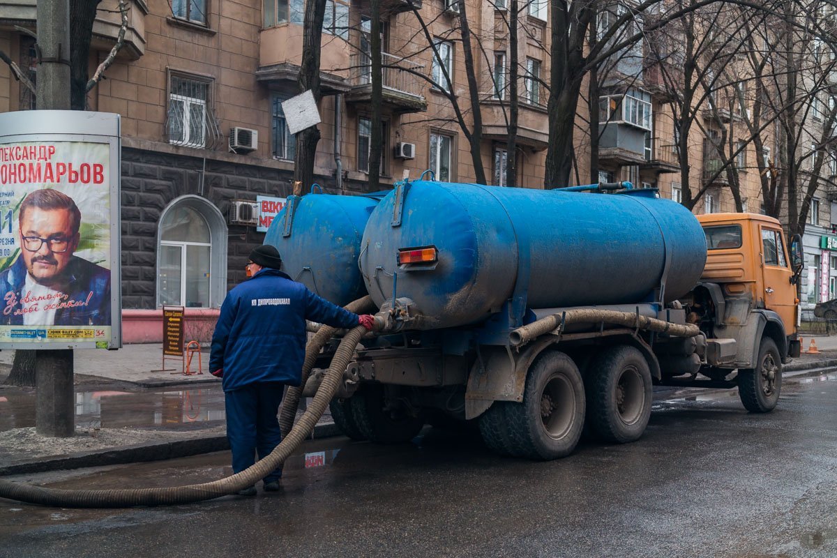 Прорыв трубы случился около 12:00