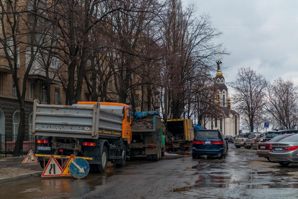 Правую полосу движения занимают автомобили "Днепрводоканала", из-за чего проезд слегка усложнен