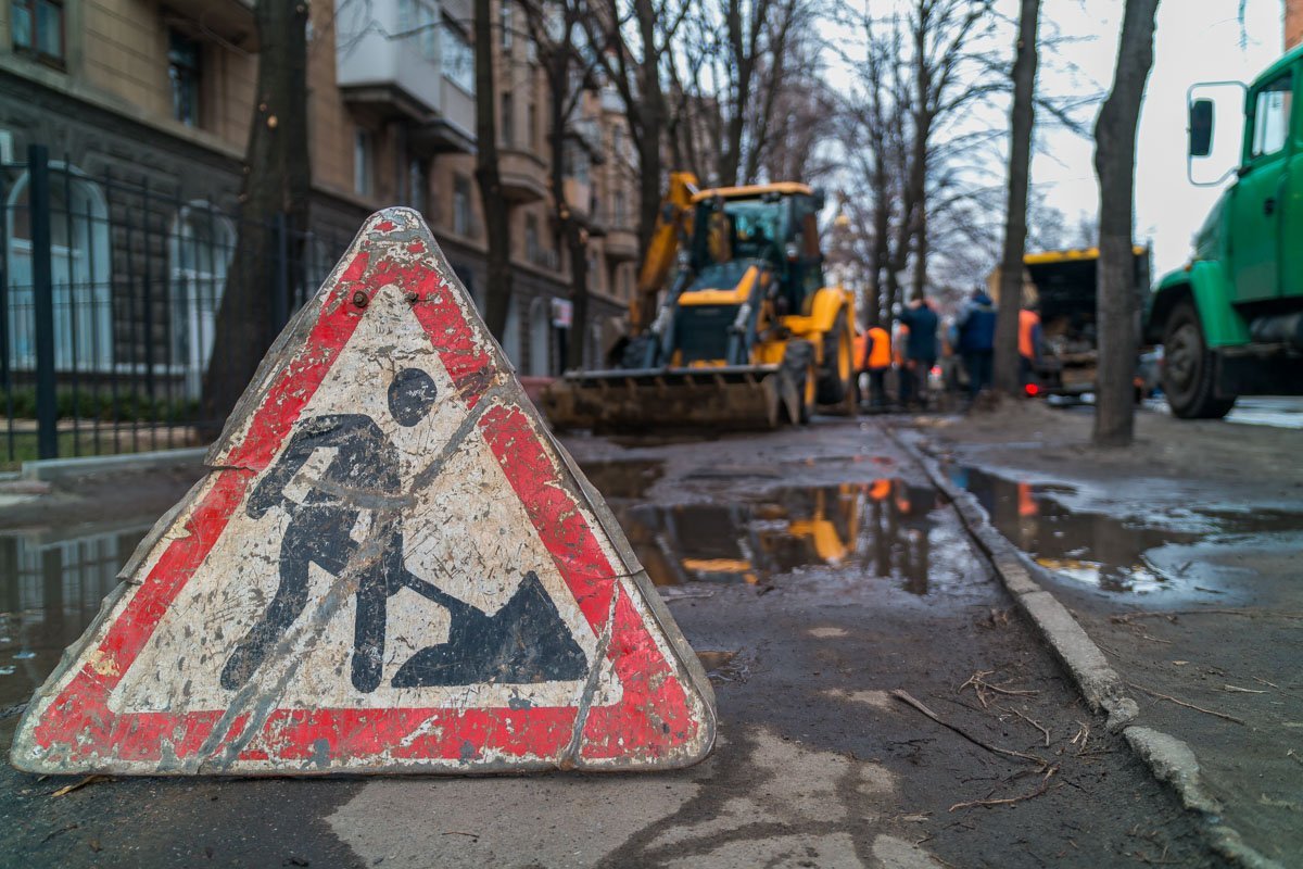 Пешеходная часть около дома №17 в сторону набережной в данный момент перекрыта