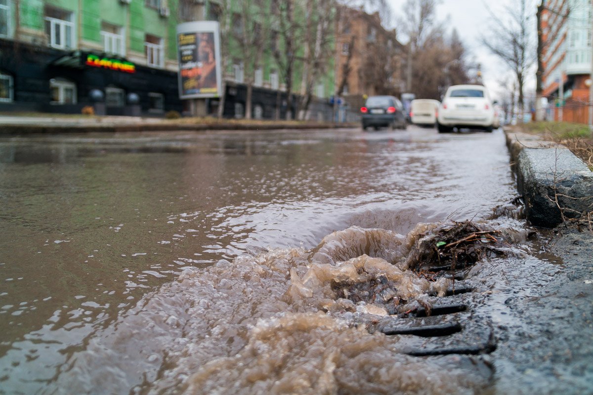 Вода беспрерывно течет уже на протяжении нескольких часов