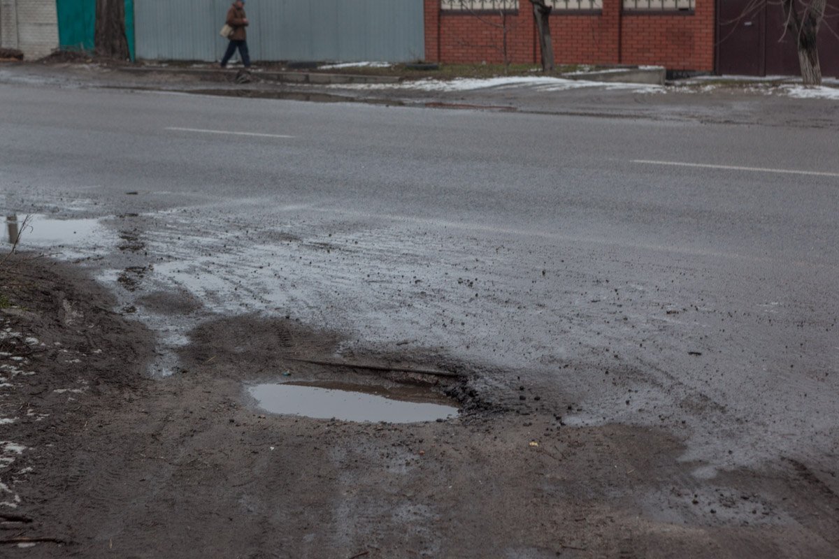 В некоторых местах на обочине дороги уже успели образоваться ямы