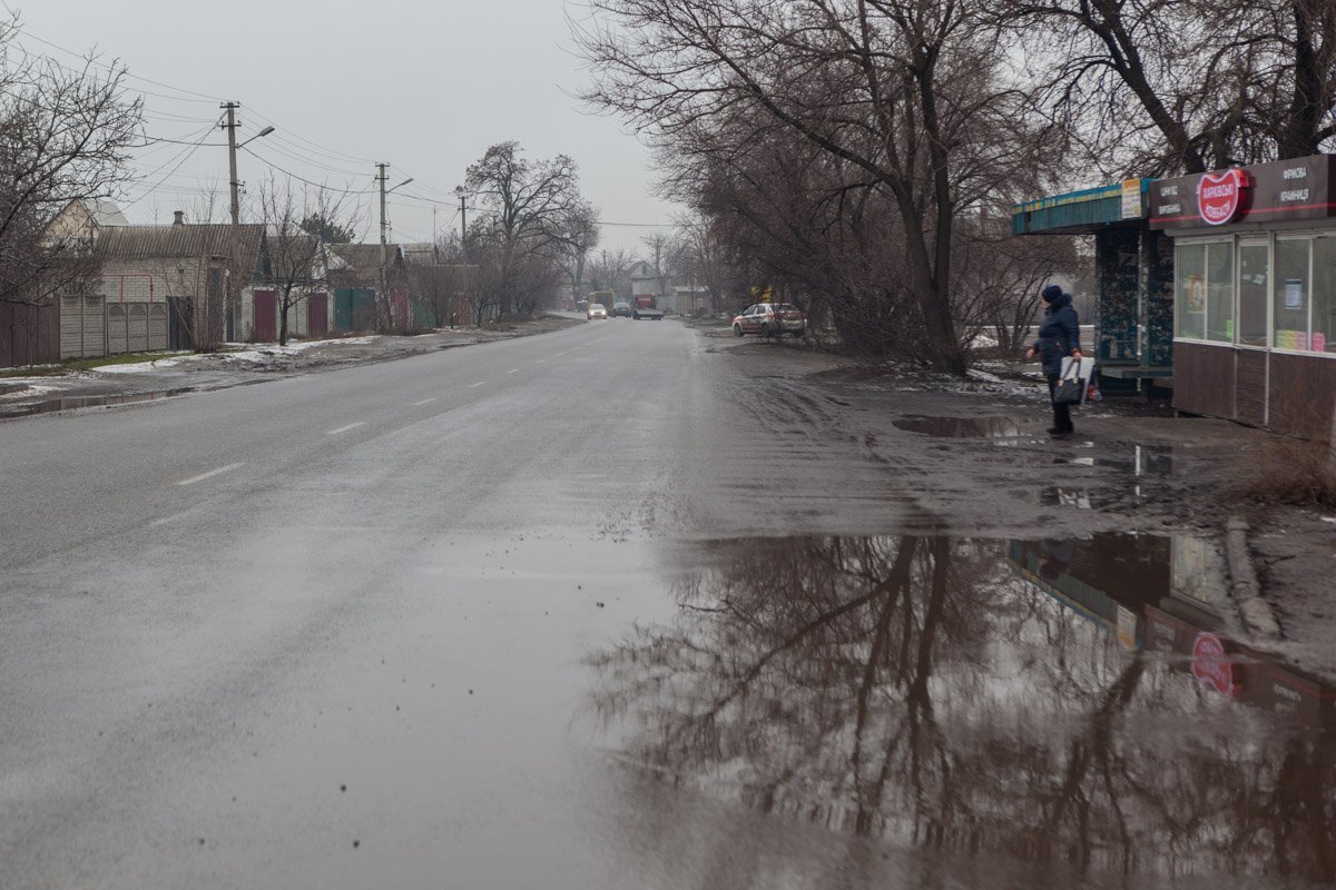 Ровное покрытие кое-где залито водой