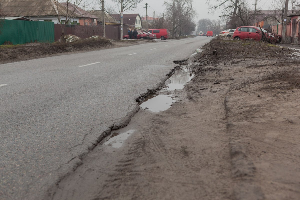 В некоторых местах края асфальта стали сползать