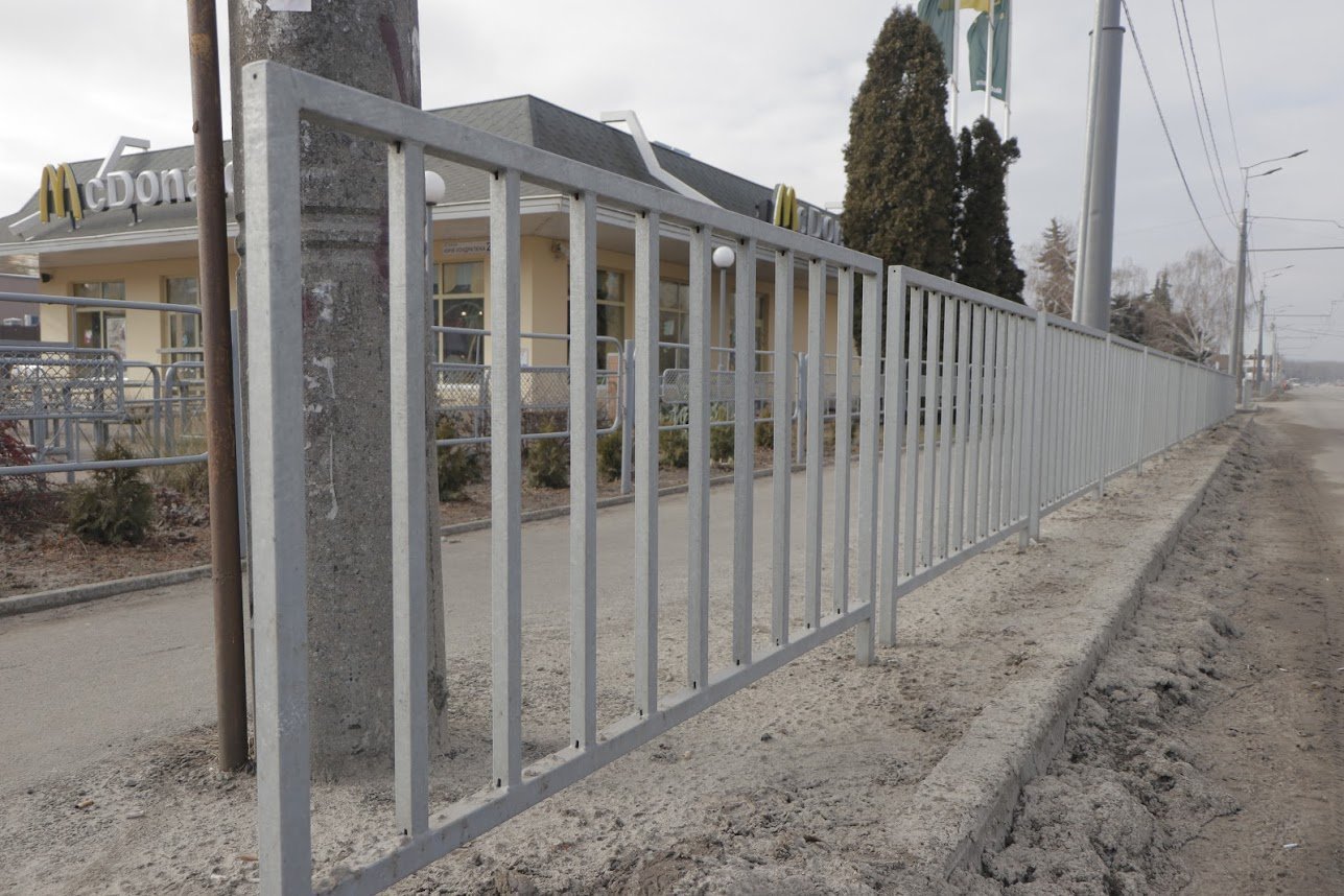 В этом году в городе установят около 4 тысяч секций нового оцинкованного ограждения В этом году в городе установят около 4 тысяч секций нового оцинкованного ограждения