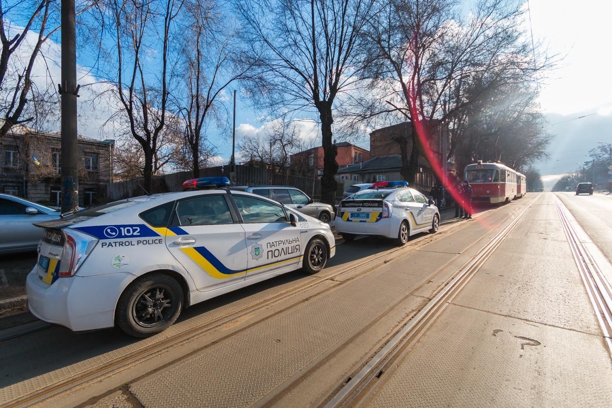 На улице Михаила Грушевского припаркованная Audi заблокировала проезд электротранспорта