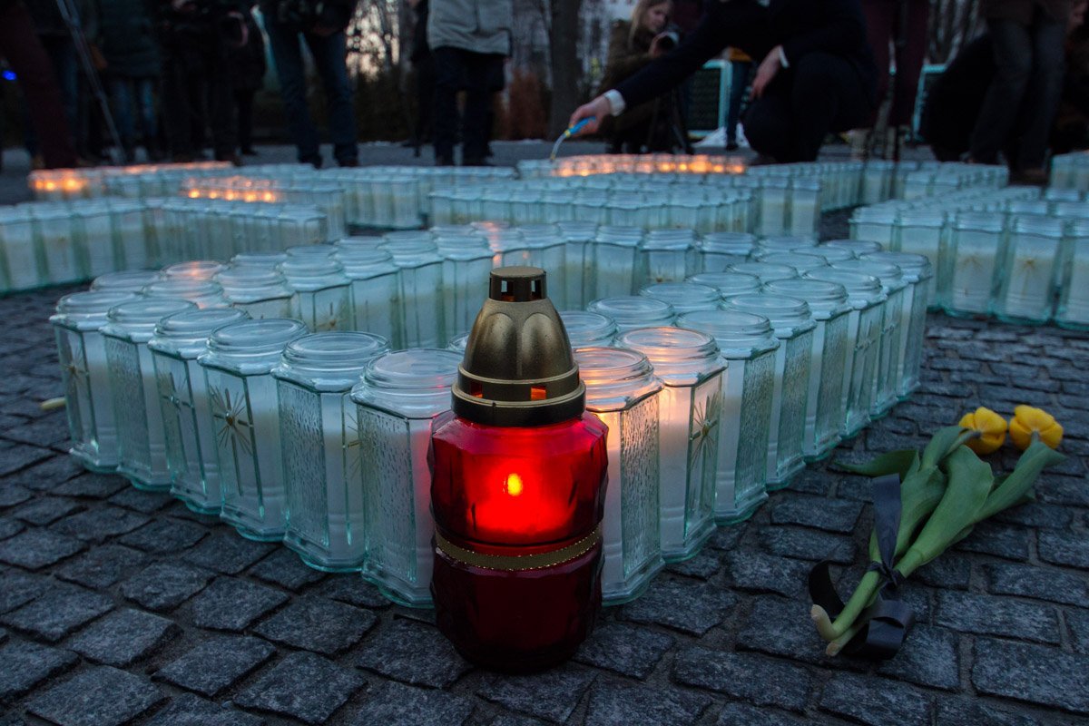 Когда свеча догорает, надо верить, что в последних ее отблесках ты видишь нечто, кроме надвигающейся тьмы Когда свеча догорает, надо верить, что в последних ее отблесках ты видишь нечто, кроме надвигающейся тьмы