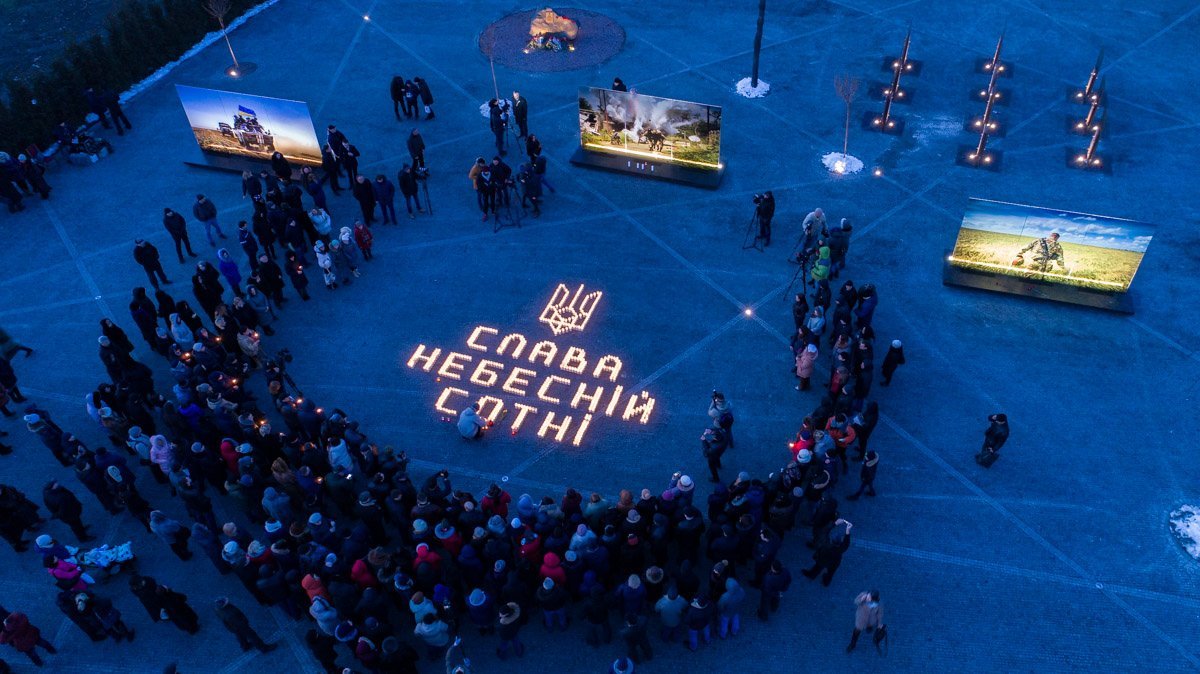 В сквере Героев собрались около сотни жителей Днепра В сквере Героев собрались около сотни жителей Днепра