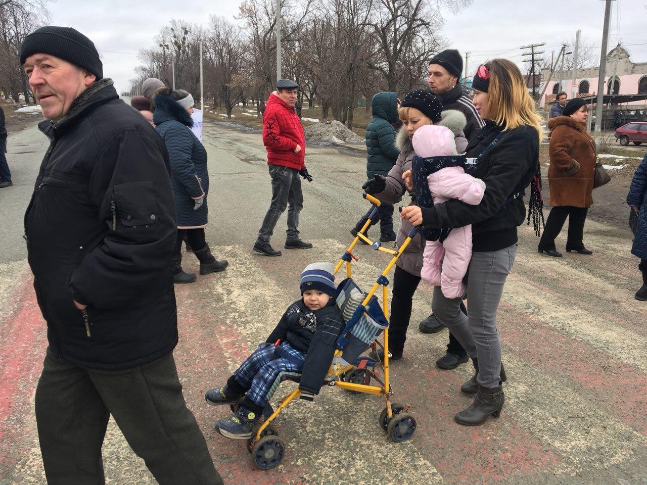 На митинг пришли даже женщины с маленькими детьми На митинг пришли даже женщины с маленькими детьми