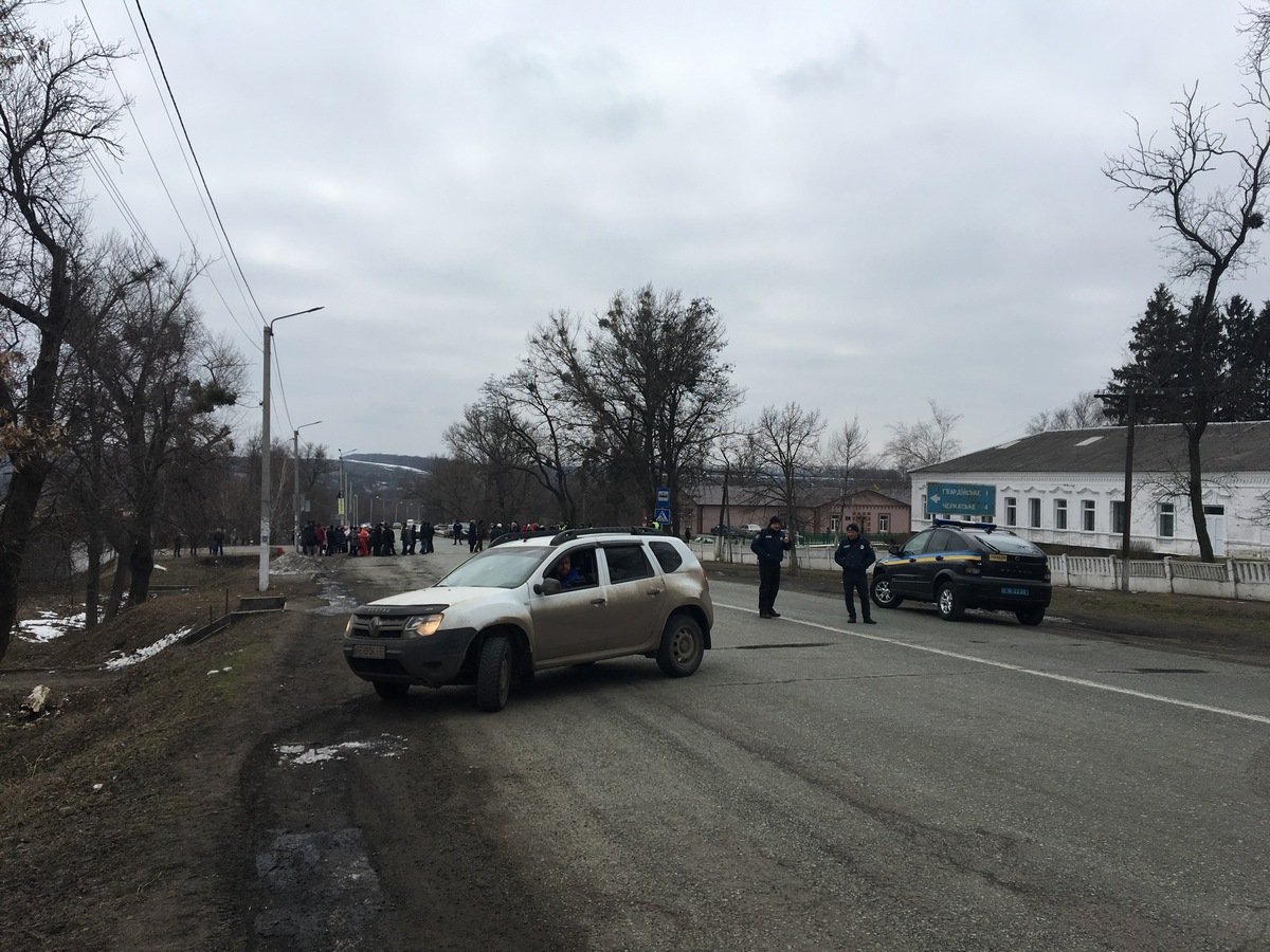 Автомобилям приходилось разворачиваться и объезжать участок Автомобилям приходилось разворачиваться и объезжать участок