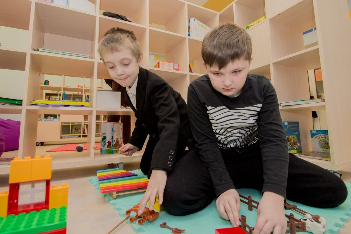 В комнате собрано много игрушек В комнате собрано много игрушек